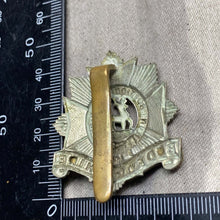 Lade das Bild in den Galerie-Viewer, Original WW1 British Army Bedfordshire Regiment Cap Badge - The Militaria Shop