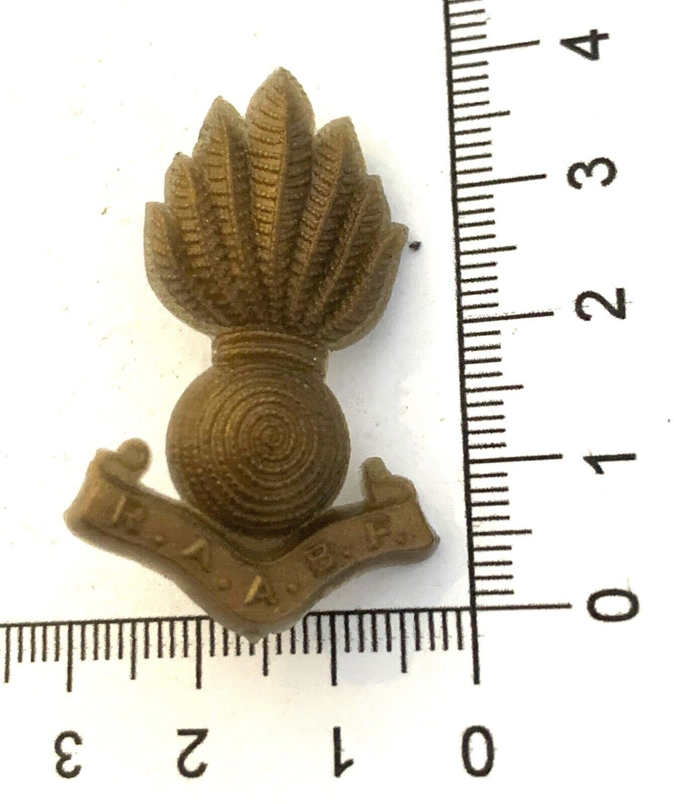 A WW2 Royal Artillery Association Benevolent Fund economy issue plastic badge - The Militaria Shop