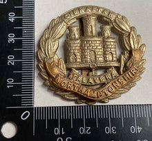 Charger l'image dans la galerie, WW1 / WW2 British Army - Northamptonshire Regiment brass and WM cap badge. - The Militaria Shop