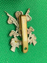 Load image into Gallery viewer, Original WW1 / WW2 British Army - 3rd Carabiniers Cap Badge - The Militaria Shop