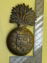 Charger l'image dans la galerie, Original British Army Victorian Royal Munster Fusiliers Glengarry Badge - The Militaria Shop