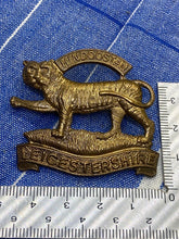 Load image into Gallery viewer, Original WW1 / WW2 British Army All Brass Leicestershire Regiment Cap Badge - The Militaria Shop