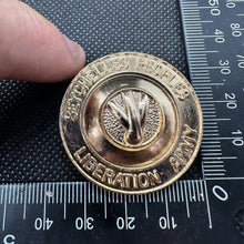Charger l'image dans la galerie, Rare Genuine Seychelles People's Liberation Army Cap / Beret Badge - The Militaria Shop
