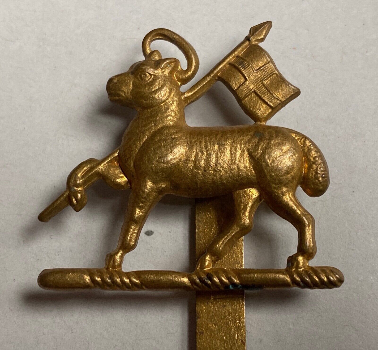 WW2 British Army - West Surreys Queens Royal Regiment brass cap badge. - The Militaria Shop
