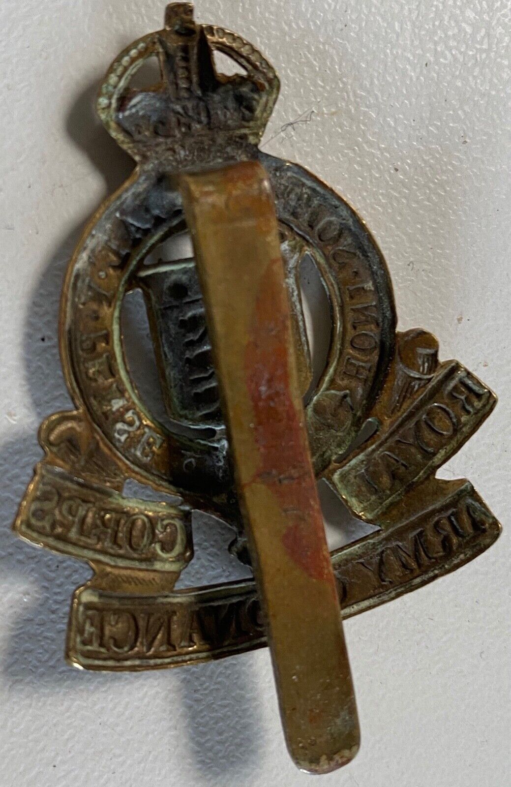WW1 / WW2 British Army - Royal Army Ordnance Corps cap badge with rear slider. - The Militaria Shop