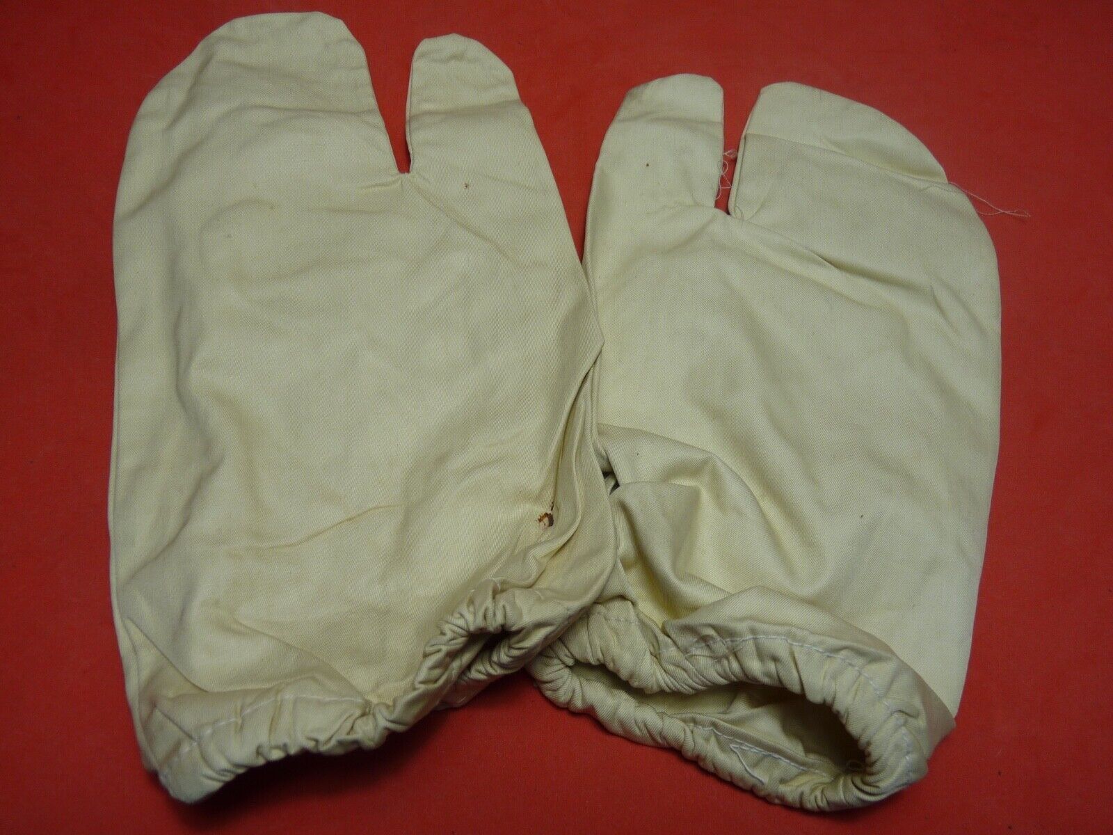 Original WW2 British Army Gunners Winter White Gloves - 1942 - The Militaria Shop