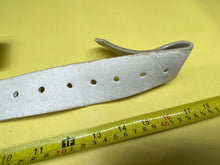 Lade das Bild in den Galerie-Viewer, Original British Army White Buff Leather Guards Belt Approx 30" Waist - The Militaria Shop