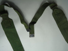 Lade das Bild in den Galerie-Viewer, Original WW2 British Army 44 Pattern Shoulder Cross Straps Set - 1945 Dated - The Militaria Shop