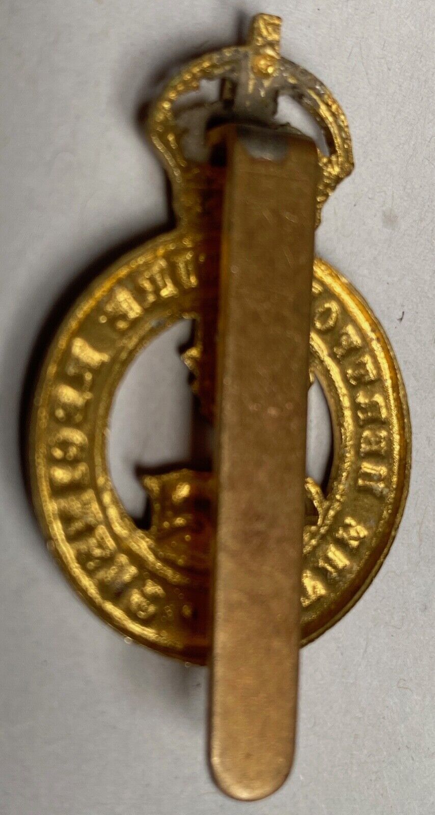 WW1 / WW2 British Army Hertfordshire Regiment gilt brass cap badge. - The Militaria Shop
