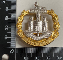 Charger l'image dans la galerie, A British Army Dorset Regiment dress Cap badge white /gilt metal. - The Militaria Shop