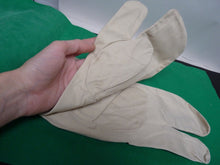 Load image into Gallery viewer, Original WW2 British Army Gunners Winter White Gloves - The Militaria Shop