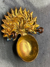 Load image into Gallery viewer, Original WW1 / WW2 British Army - Grenadier Guards Cap Badge - The Militaria Shop
