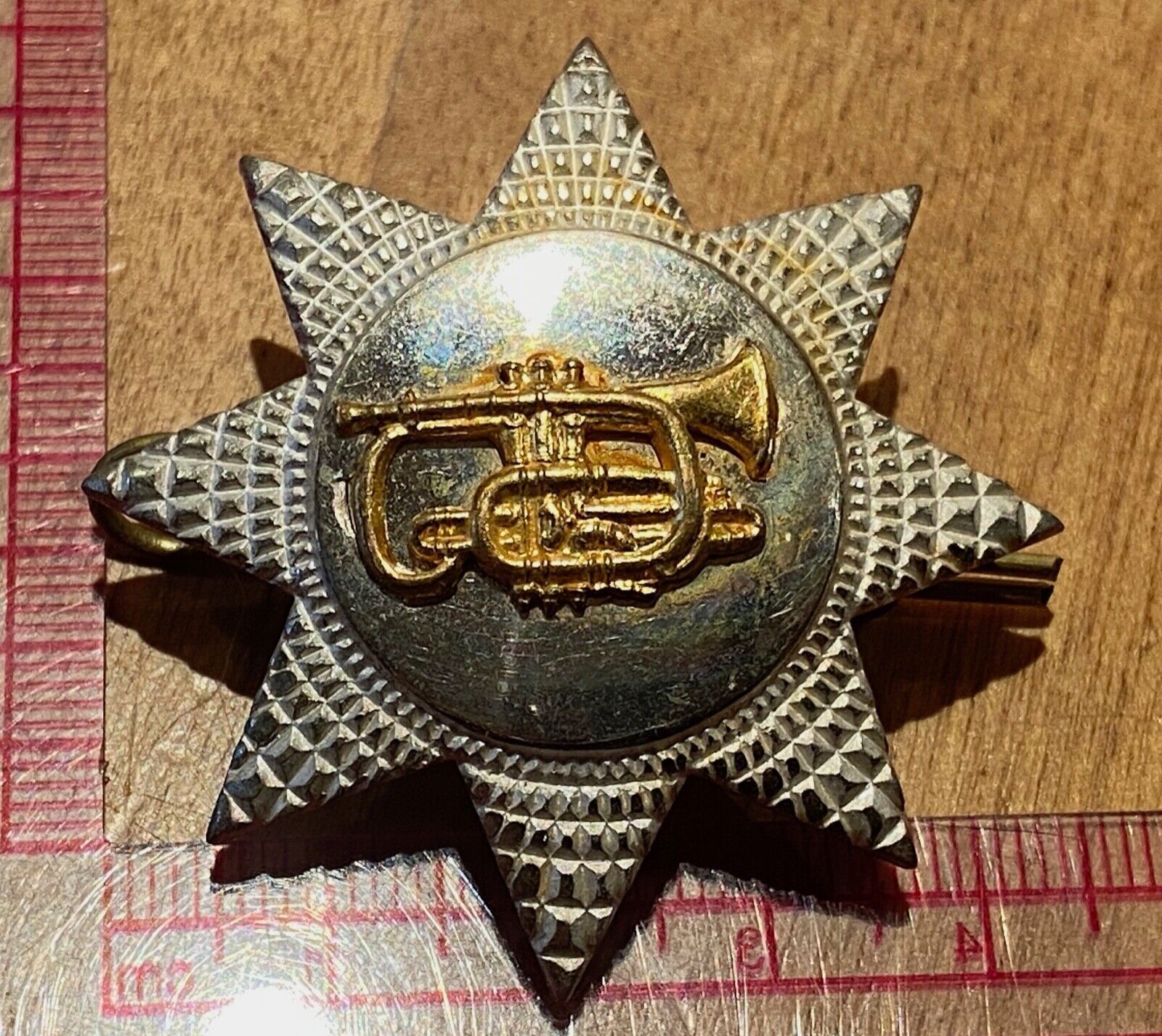 British Army KC Musicians white metal & gilt cap dress uniform cap badge. - The Militaria Shop