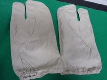 Load image into Gallery viewer, Original WW2 British Army Gunners Winter White Gloves - The Militaria Shop