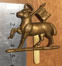 Load image into Gallery viewer, A WW1 / WW2 British Army West Surreys The Queen's Royal Regiment cap badge - The Militaria Shop