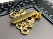 Charger l'image dans la galerie, Original WW1 British Army Cap Badge - Army Pay Corps - The Militaria Shop