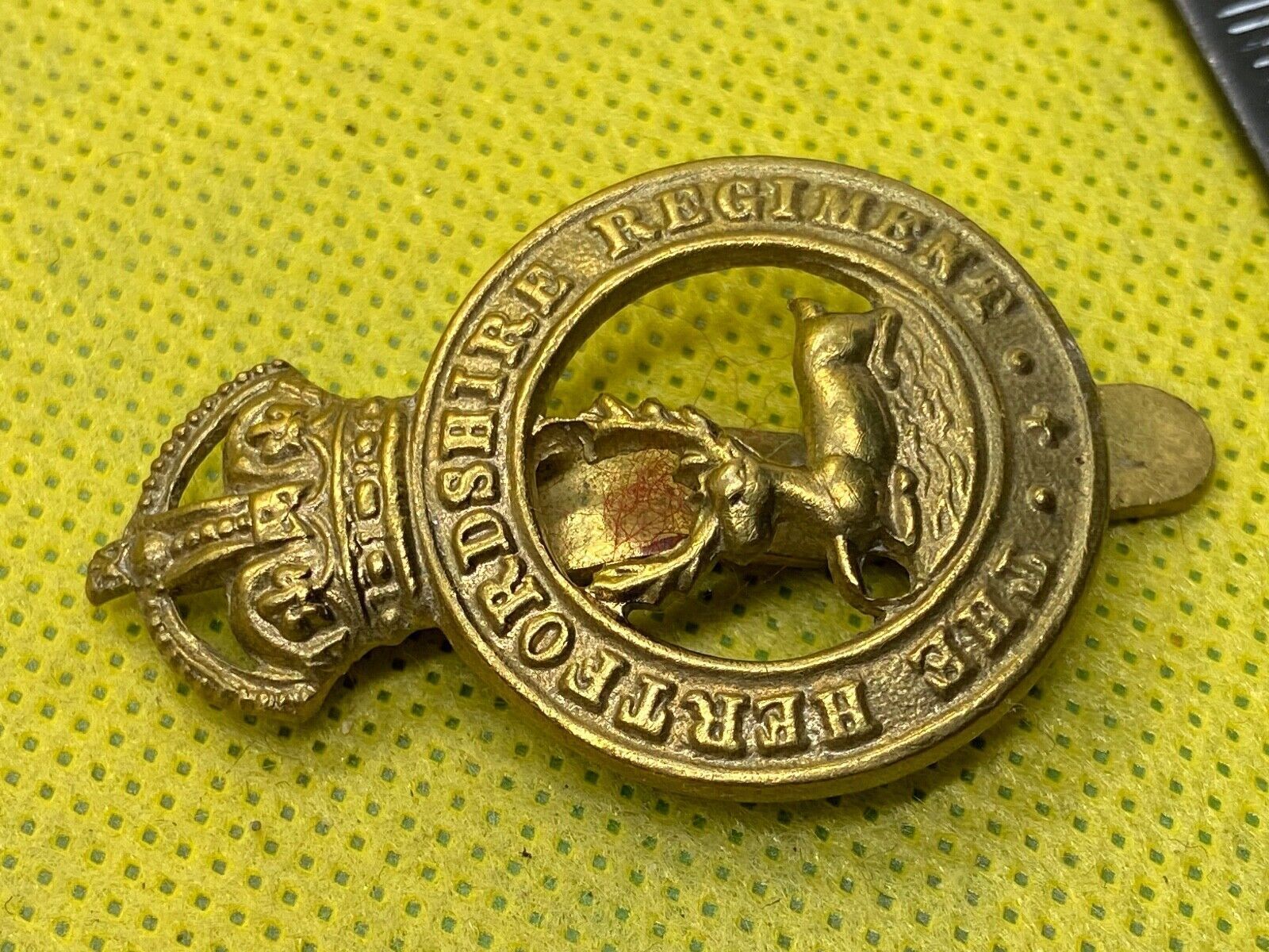 British Army King's Crown Herefordshire Regiment Cap Badge. - The Militaria Shop
