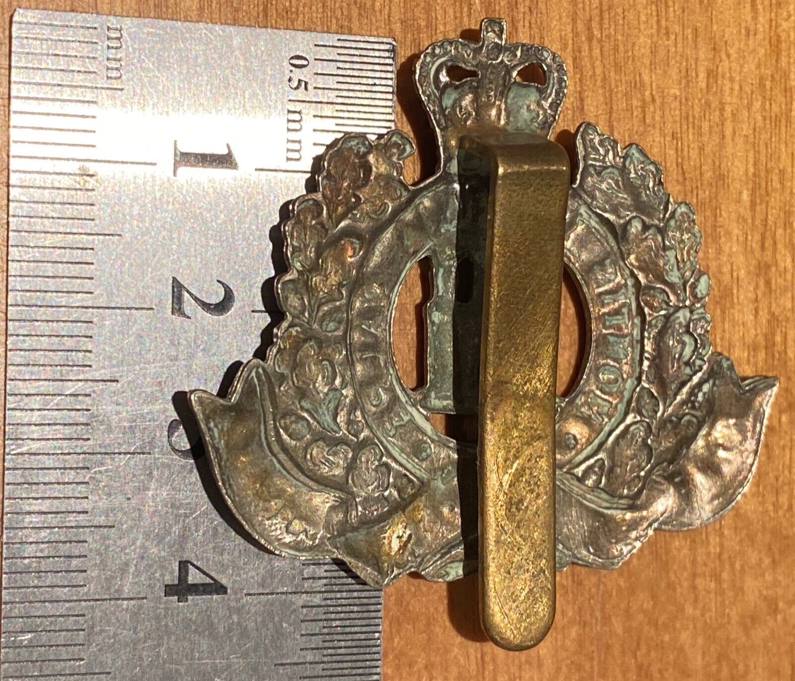 Queens Crown British Army THE SUFFOLK REGIMENT wm/brass cap badge - B74 - The Militaria Shop