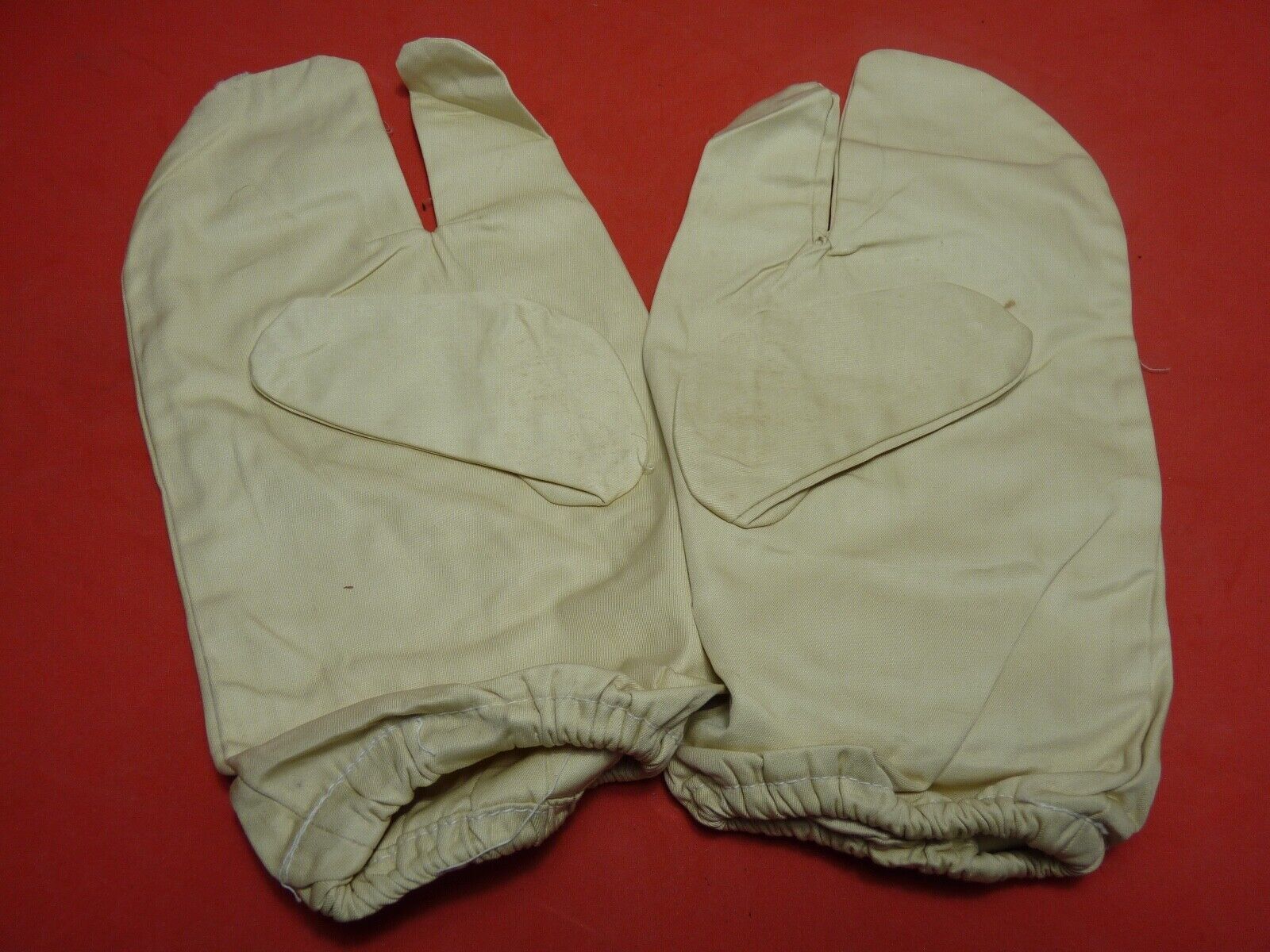 Original WW2 British Army Gunners Winter White Gloves - Dated 1942 - The Militaria Shop
