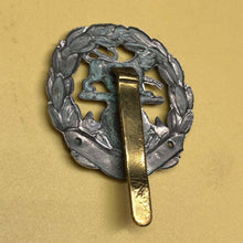 Load image into Gallery viewer, Original WW2 British Army Hampshire Regiment Cap Badge - The Militaria Shop