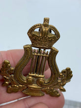 Load image into Gallery viewer, Original WW2 British Army Musicians Kings Crown Brass Cap Badge - The Militaria Shop