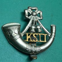 Lade das Bild in den Galerie-Viewer, Original WW2 British Army King's Shropshire Light Infantry Cap Badge - The Militaria Shop