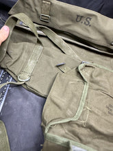 Charger l'image dans la galerie, Original US Army M-1945 Field Pack Cargo Bag - WW2 Korea Vietnam - NEW OLD STOCK - The Militaria Shop