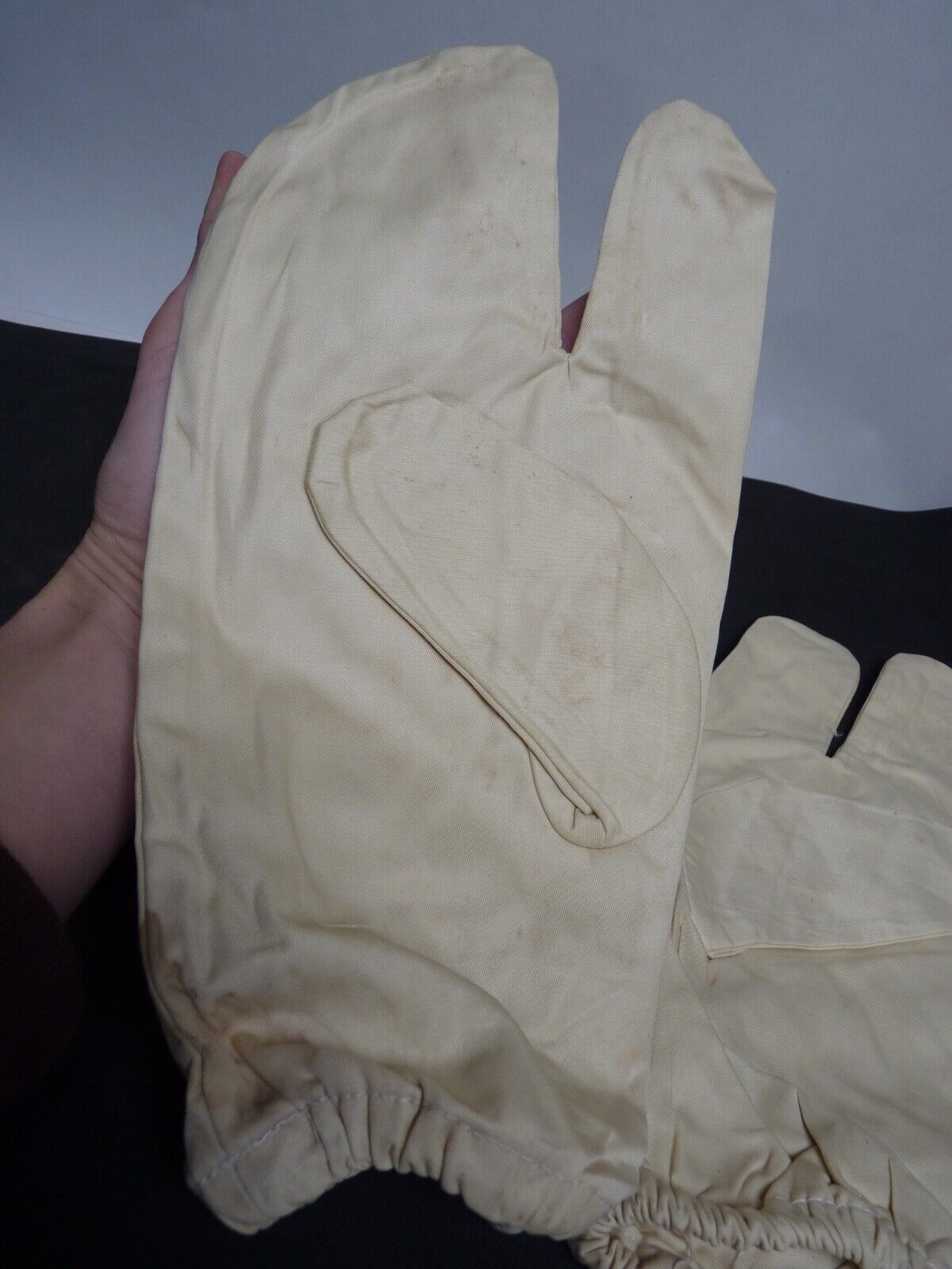 Original WW2 British Army Gunners Winter White Gloves - The Militaria Shop