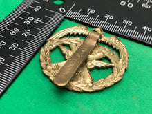 Charger l'image dans la galerie, Genuine Kuwait Army Regimental Cap Badge - The Militaria Shop
