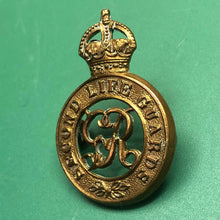 Load image into Gallery viewer, Original WW1 British Army Second Life Guards Cap Badge George V - The Militaria Shop