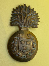 Charger l'image dans la galerie, Original British Army Victorian Royal Munster Fusiliers Glengarry Badge - The Militaria Shop