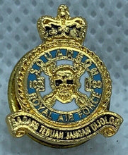 Charger l'image dans la galerie, RAF 100 Squadron - NEW British Army Military Cap/Tie/Lapel Pin Badge #80 - The Militaria Shop
