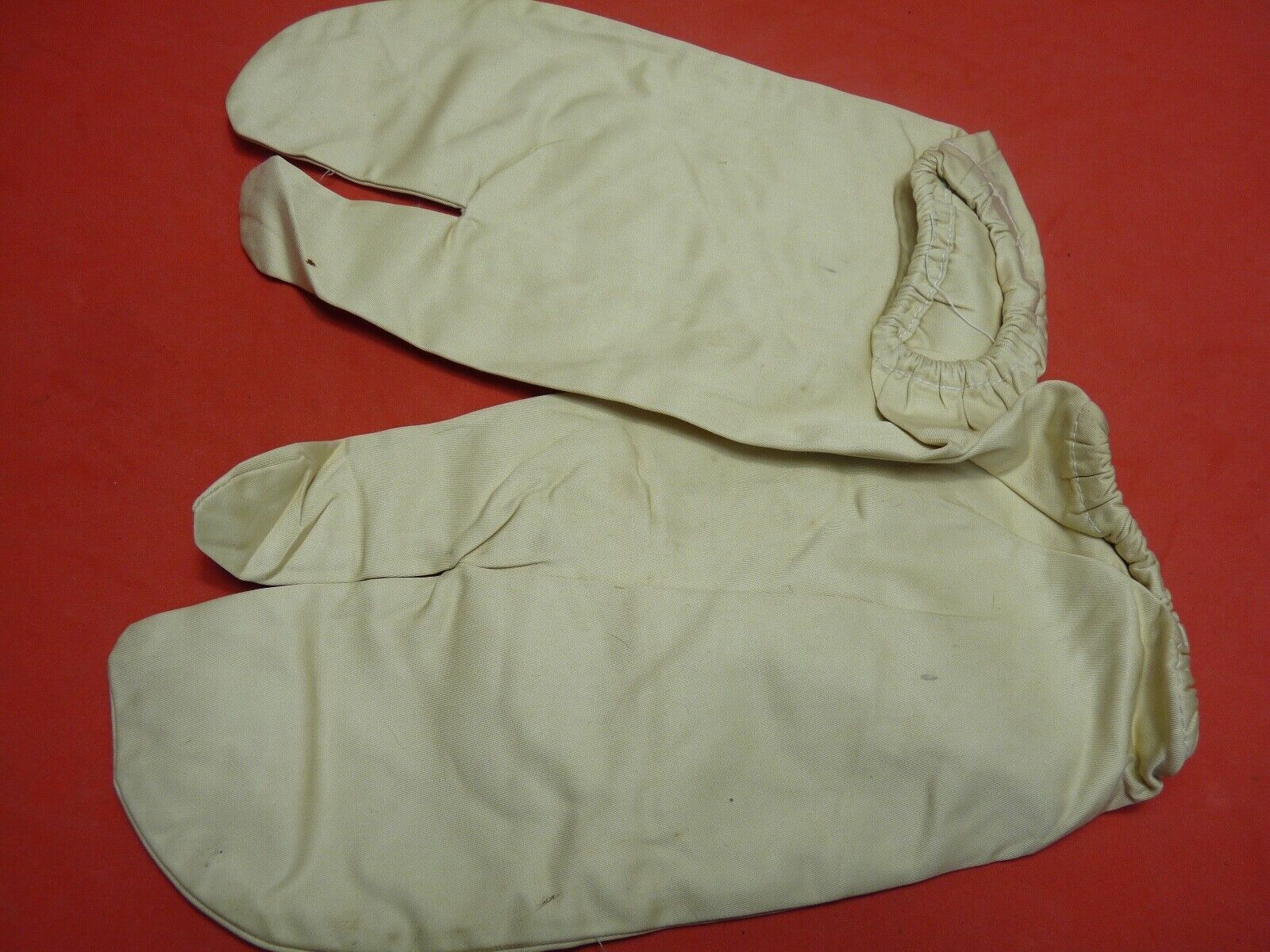 Original WW2 British Army Gunners Winter White Gloves - Dated 1942 - The Militaria Shop