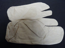 Load image into Gallery viewer, Original WW2 British Army Gunners Winter White Gloves - The Militaria Shop