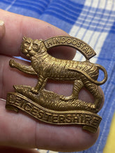 Load image into Gallery viewer, Original WW1 / WW2 British Army All Brass Leicestershire Regiment Cap Badge - The Militaria Shop