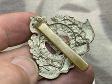 Load image into Gallery viewer, Original WW1 / WW2 British Army - The Suffolk Regiment Cap Badge - The Militaria Shop