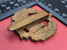 Load image into Gallery viewer, Original WW2 British Army The Essex Regiment Cap Badge - The Militaria Shop