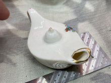 Lade das Bild in den Galerie-Viewer, Original Vintage Crested China Ware Magic Lamp - RYDE - Isle of Wight - The Militaria Shop