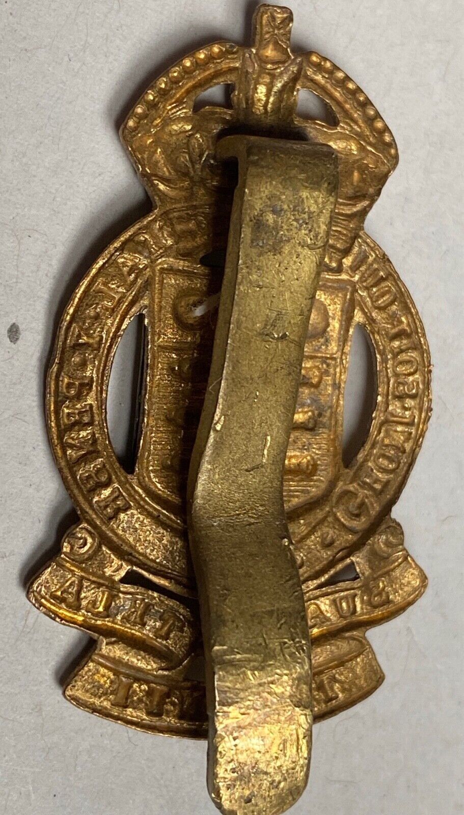 WW1 / WW2 British Army - Royal Army Ordnance Corps (motto version) cap badge. - The Militaria Shop