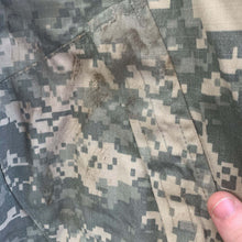 Lade das Bild in den Galerie-Viewer, Geuine US Combat Uniform - Medium Regular - 41" Chest - The Militaria Shop