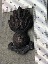 Load image into Gallery viewer, Original WW1 / WW2 British Army Royal Artillery Bronze Cap / Collar Badge - The Militaria Shop