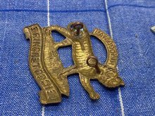 Load image into Gallery viewer, Original WW1 / WW2 British Army All Brass Leicestershire Regiment Cap Badge - The Militaria Shop