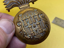 Charger l'image dans la galerie, Original British Army Victorian Royal Dublin Fusiliers Glengarry Badge - The Militaria Shop