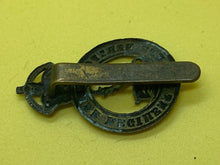 Load image into Gallery viewer, Original WW1 / WW2 British Army The Hertfordshire Regiment Cap Badge - The Militaria Shop