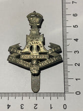 Lade das Bild in den Galerie-Viewer, WW1 / WW2 British Army THE PRINCE OF WALE'S REGIMENT white metal Cap Badge - The Militaria Shop