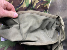 Charger l'image dans la galerie, British Army 44 Pattern Water Carrying Bottle & Shoulder Strap for Medics/Gr - The Militaria Shop
