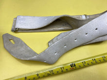 Lade das Bild in den Galerie-Viewer, Original British Army White Buff Leather Guards Belt - The Militaria Shop