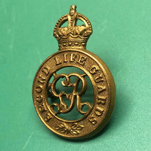 Load image into Gallery viewer, Original WW1 British Army Second Life Guards Cap Badge George V - The Militaria Shop