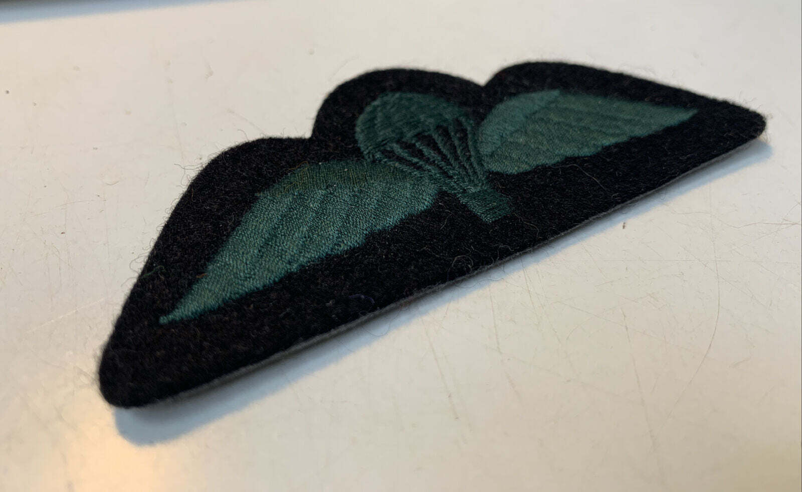 A Black Backed Green British Army paratroopers uniform jump wing badge B15 - The Militaria Shop