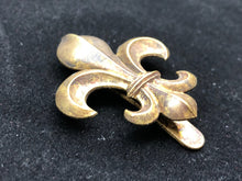 Load image into Gallery viewer, Original WW2 British Army Manchester Regiment Fleur De Lys Cap Badge - The Militaria Shop